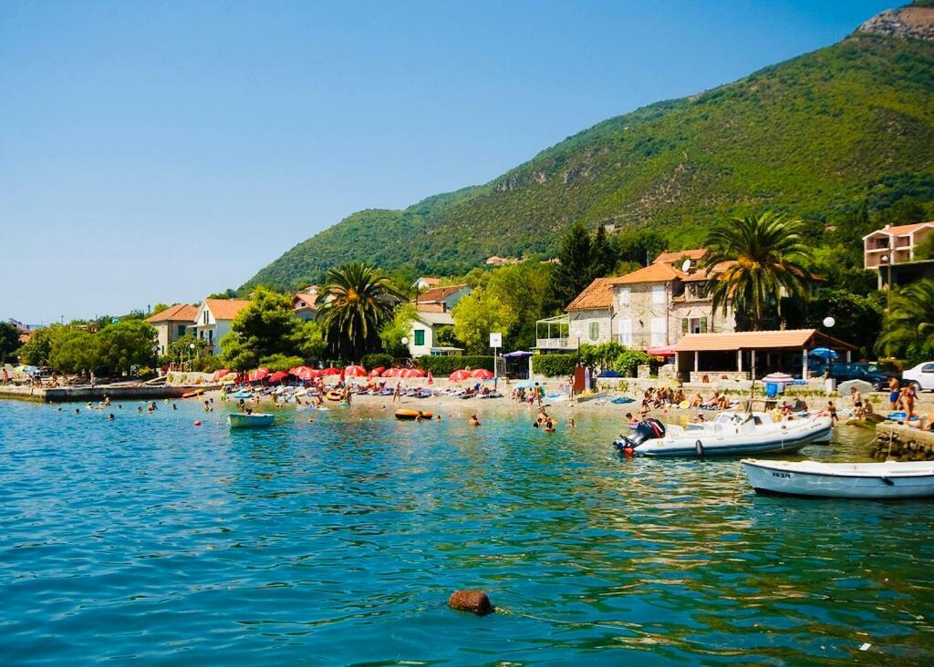 Vila Duricic 300M Od Mora Hotel Ðenovići Kültér fotó